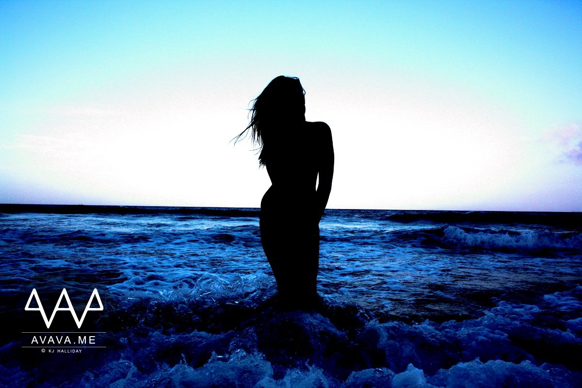 outline_girl_beach_tn (1)